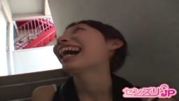 階段でセンズリ鑑賞するうちに舐めたくなった素人娘