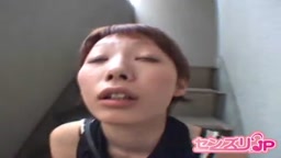 階段でセンズリ鑑賞するうちに舐めたくなった素人娘