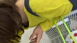 レンタルショップ胸チラ