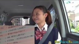 笑顔の可愛いJKが車でおっさんのチンポの先をぺろぺろしゃぶる