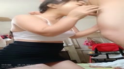 【无码】娇小美妻在孩子面前口交