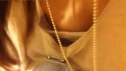 アパレル店員さんの胸チラ11