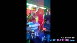 Mexicana borracha en la discoteca