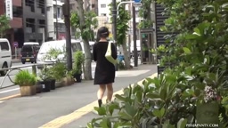 野外排尿する女たち 15