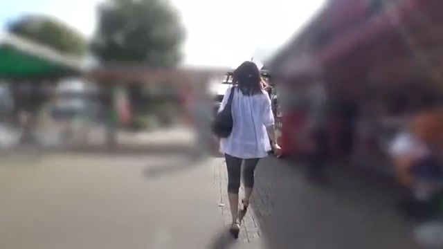 拾い人妻2-家族で遊びに来てた人妻を公衆便所に呼び出し
