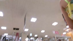 エロい透け透けパンティからハミ出す恥部まで丸見え！有名カリスマギャル店員の下着姿覗き放題丸見えパンチラ盗撮♡