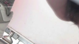 偷偷溜进校园偷拍女生们上厕所
