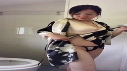 自撮り　脱衣からの放尿