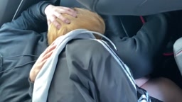 金髪ママの車内フェラ抜き
