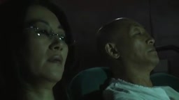 ポルノ映画館に男漁りにいく閉経熟女