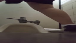 偷拍女孩上廁所
