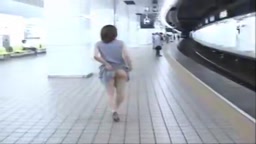 電車の中で全裸オナニー