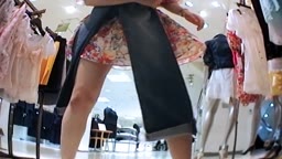 店員 パンチラ