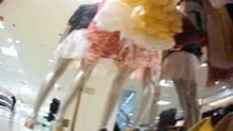店員 パンチラ