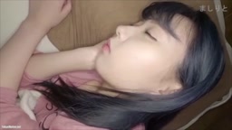 眠っている美少女に中出し