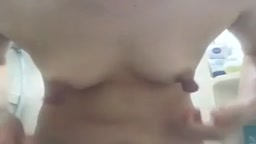 孤独な妻の大きな乳首