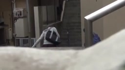 階段でおしっこぶっかけるJK
