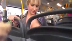 Zwei Schlampen geben mir im Bus Gruppen-Blowjob