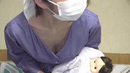 【貧乳×巨乳×アイドル級美人新米ママ×2名】【赤ちゃん教室でビンビン乳首＆食い込みM字パンティー】