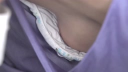 【貧乳×巨乳×アイドル級美人新米ママ×2名】【赤ちゃん教室でビンビン乳首＆食い込みM字パンティー】