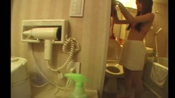 【生ドル・未修正】完璧ボディOLにマイクロビキニで生挿入2連発!!発射後に何度もザー汁すくって味見し食レポ！未公開含むオリジナル版!!