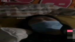 母子亂倫 兒子帶上同學一起搞媽媽 媽媽 我們戴着口罩玩吧