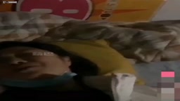 母子亂倫 兒子帶上同學一起搞媽媽 媽媽 我們戴着口罩玩吧