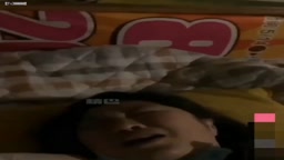 母子亂倫 兒子帶上同學一起搞媽媽 媽媽 我們戴着口罩玩吧