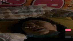 母子亂倫 兒子帶上同學一起搞媽媽 媽媽 我們戴着口罩玩吧