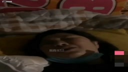 母子亂倫 兒子帶上同學一起搞媽媽 媽媽 我們戴着口罩玩吧