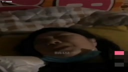 母子亂倫 兒子帶上同學一起搞媽媽 媽媽 我們戴着口罩玩吧