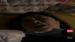 母子亂倫 兒子帶上同學一起搞媽媽 媽媽 我們戴着口罩玩吧
