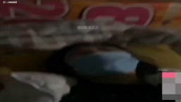 母子亂倫 兒子帶上同學一起搞媽媽 媽媽 我們戴着口罩玩吧