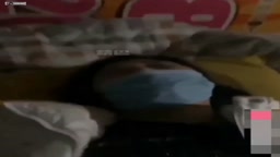 母子亂倫 兒子帶上同學一起搞媽媽 媽媽 我們戴着口罩玩吧
