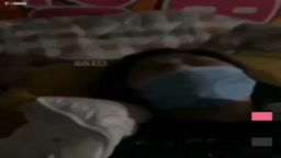 母子亂倫 兒子帶上同學一起搞媽媽 媽媽 我們戴着口罩玩吧