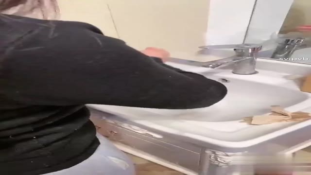 海角社區 母子家中亂倫 媽媽在洗手間潄洗 偷偷和她來一炮