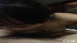 最新极品流出 00年小炮友灌醉尽情发泄 各种玩弄 深喉灌肠 摁倒沙发疯狂深喉口爆 最后干吐了 完美露脸 高清720P版