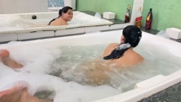 Brazilian amateur couple on vacation kick off 2021 in style by sucking in bathtub