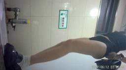 ✿全景厕拍✿ 录屏修复全景视角 无毛美鲍嫩妹 窈窕身材人美穴美 还有男朋友闯进偷看女友尿尿的 美女如云（2）