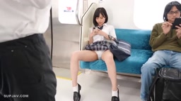 【鉄道】憧れの女子高生にパンチラ見せつけられる通学電車