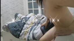 淫乱な中国人妻たち twitter 巨乳の母親AAlifeが寝ている息子のベッドの上でレインボーナイトガウン姿で全裸を晒し、胸を揉み、性器を広げ！